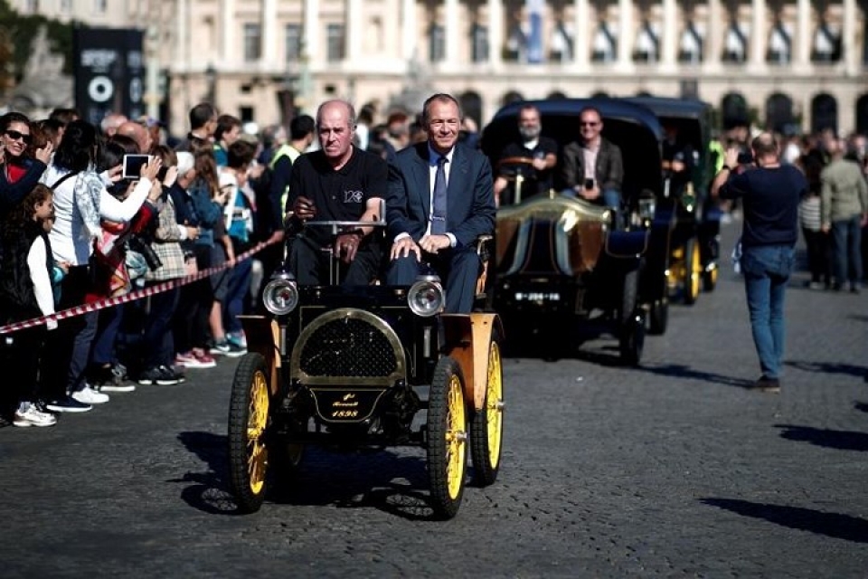 cac loai o to co xinh xan dieu hanh qua thu do paris