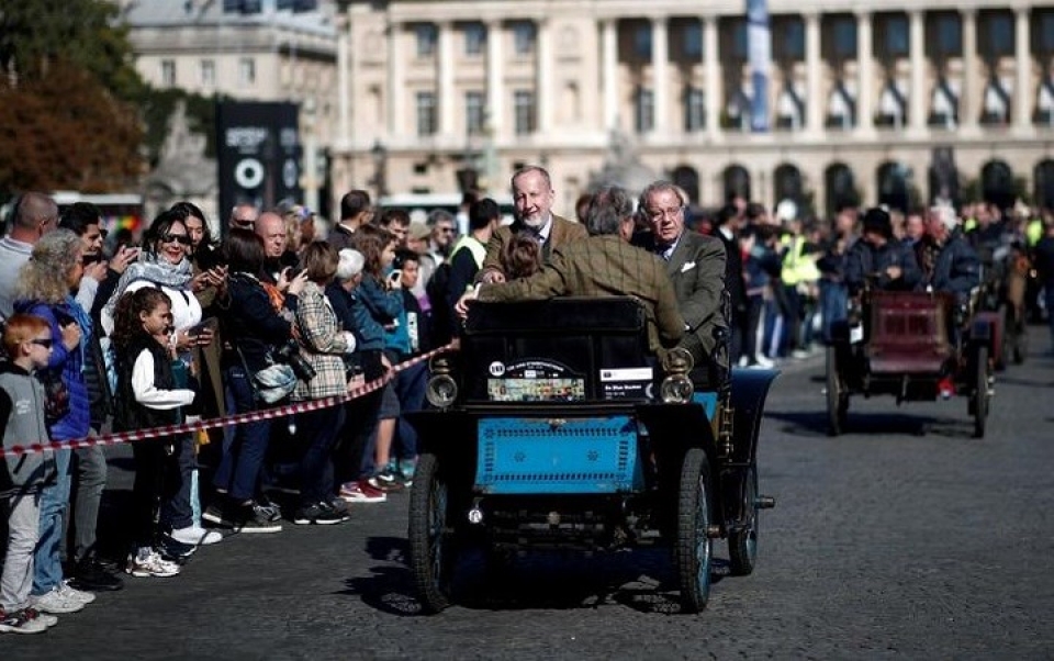 cac loai o to co xinh xan dieu hanh qua thu do paris
