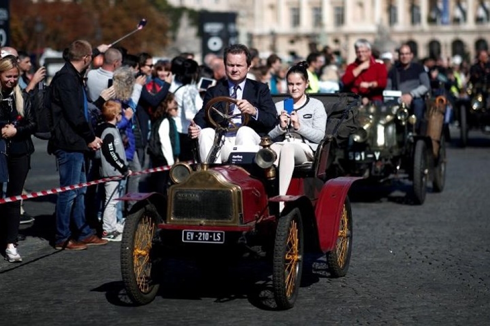 cac loai o to co xinh xan dieu hanh qua thu do paris