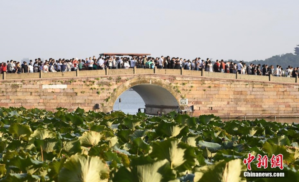 tuan le vang quoc khanh trung quoc nua dat nuoc di chuyen