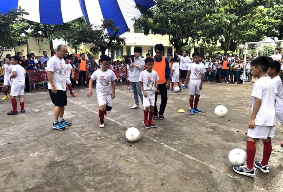 hlv park hang seo giao luu cung cac em nho tai binh dinh