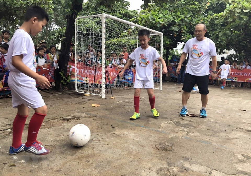 hlv park hang seo giao luu cung cac em nho tai binh dinh
