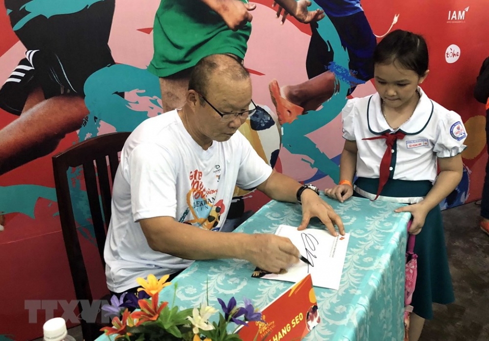 hlv park hang seo giao luu cung cac em nho tai binh dinh