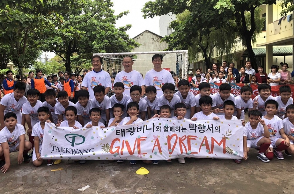 hlv park hang seo giao luu cung cac em nho tai binh dinh