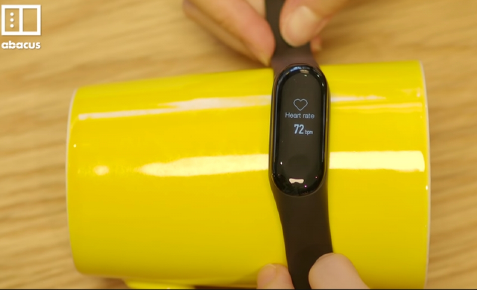 apple watch vong tay thong minh xiaomi do duoc nhip tim cua qua chuoi