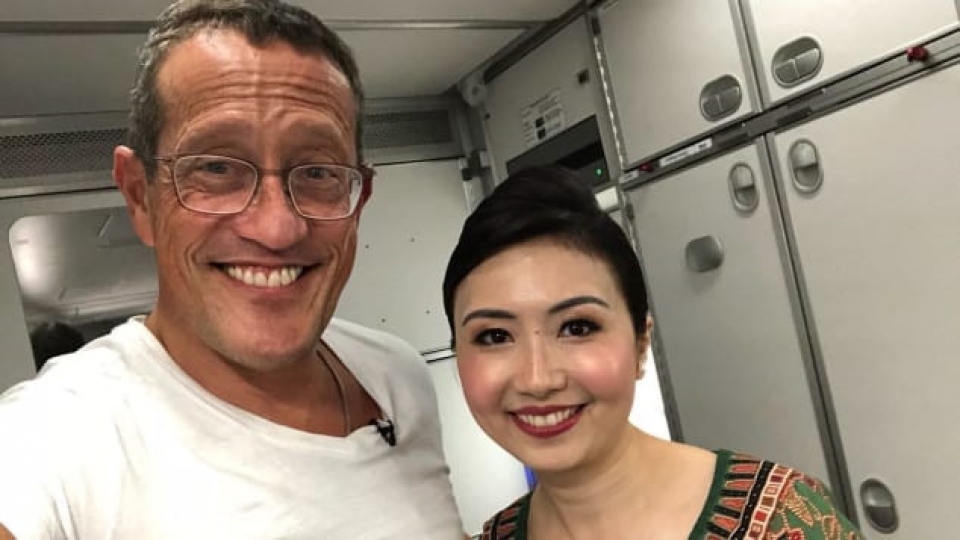 phong vien cnn ke ve 19 gio tren chuyen bay dai nhat the gioi