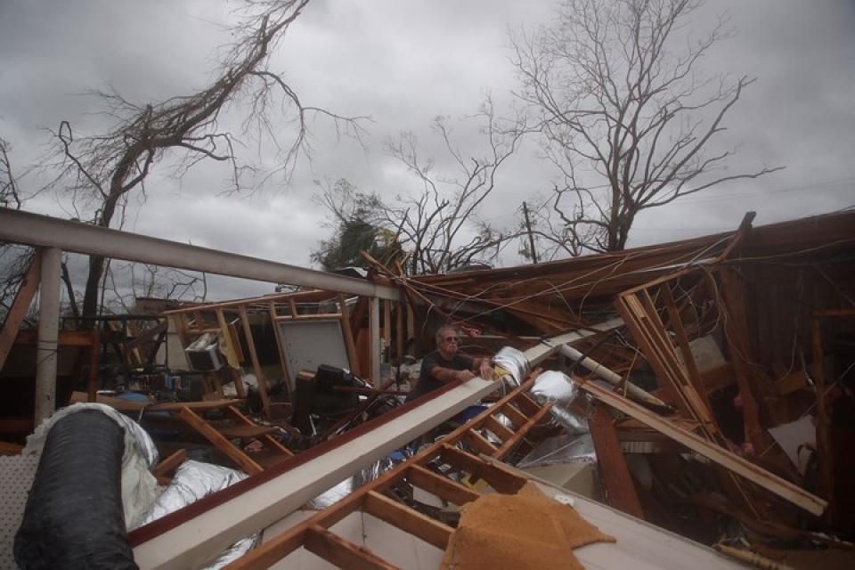 kinh hoang canh tuong tan hoang khi sieu bao michael can quet qua my