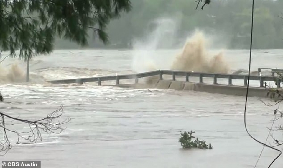 my nuoc lu cuon cuon pha tan cau qua song o texas