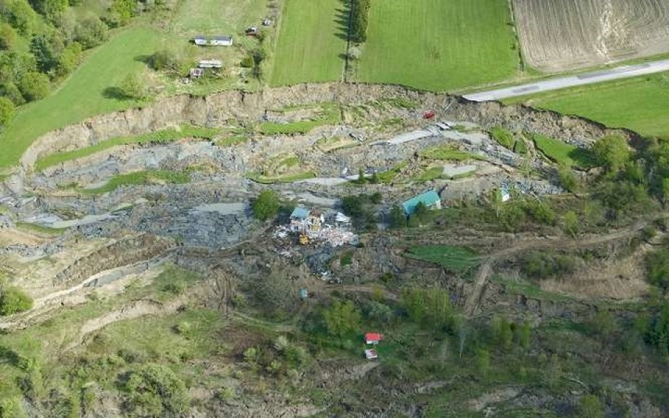 kinh hoang nhung ho tu than nguy hiem va dang so tren the gioi