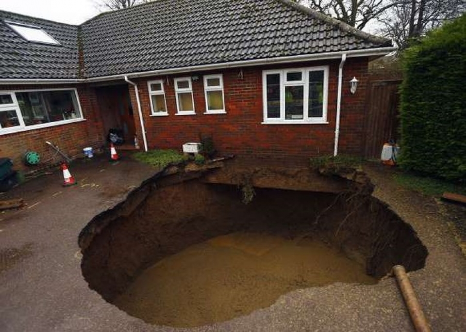 kinh hoang nhung ho tu than nguy hiem va dang so tren the gioi