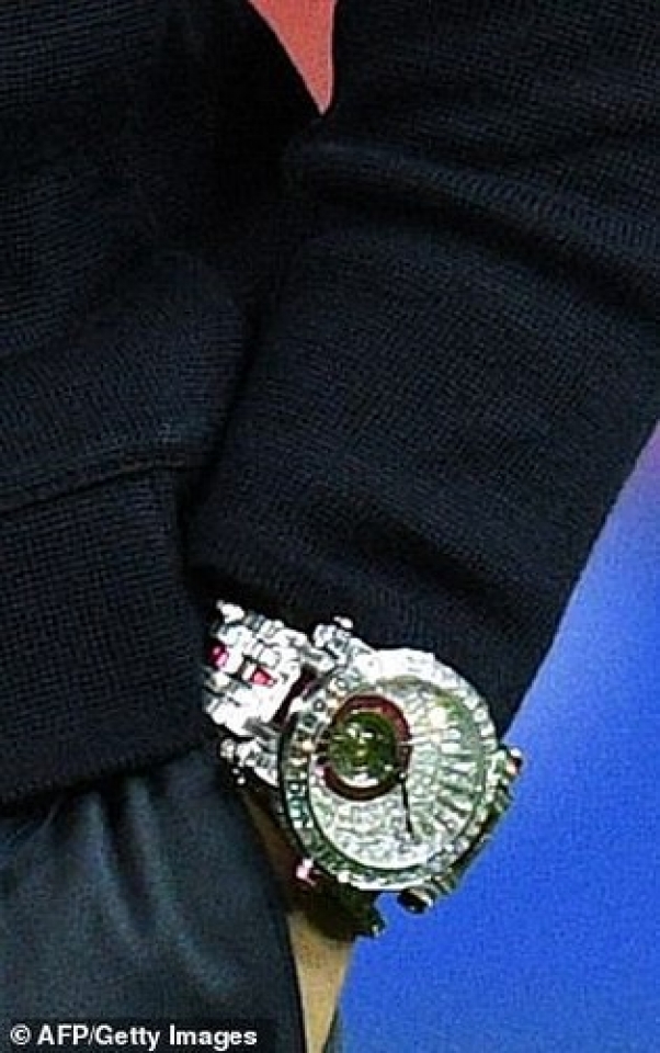 ronaldo khoe dong ho 12 trieu bang trong buoi hop bao tai mu