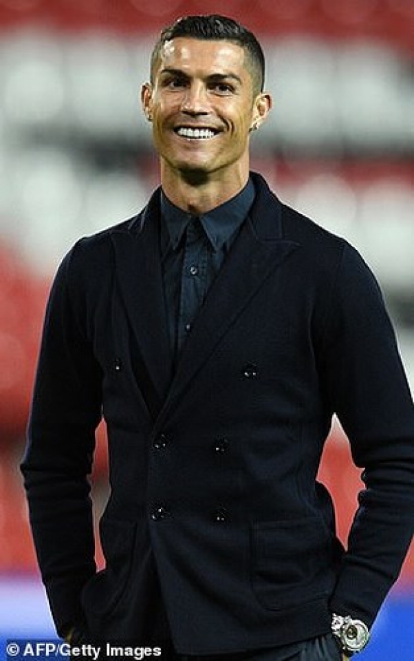 ronaldo khoe dong ho 12 trieu bang trong buoi hop bao tai mu