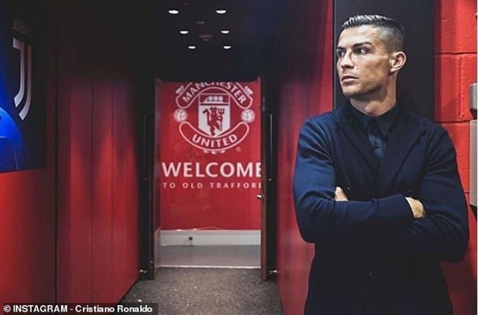 ronaldo khoe dong ho 12 trieu bang trong buoi hop bao tai mu