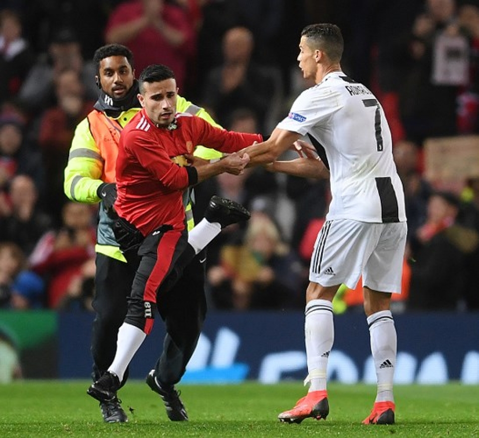 co dong vien qua khich lao vao san doi om bang duoc ronaldo