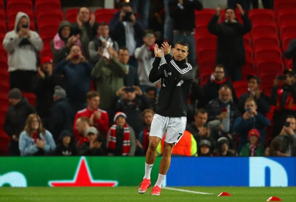 co dong vien qua khich lao vao san doi om bang duoc ronaldo