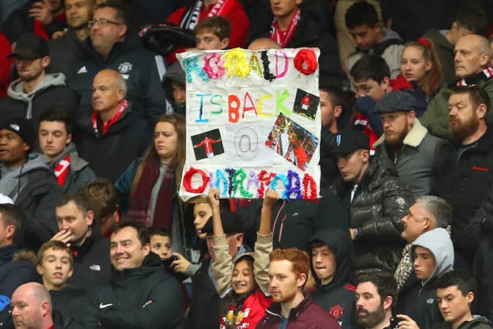 co dong vien qua khich lao vao san doi om bang duoc ronaldo