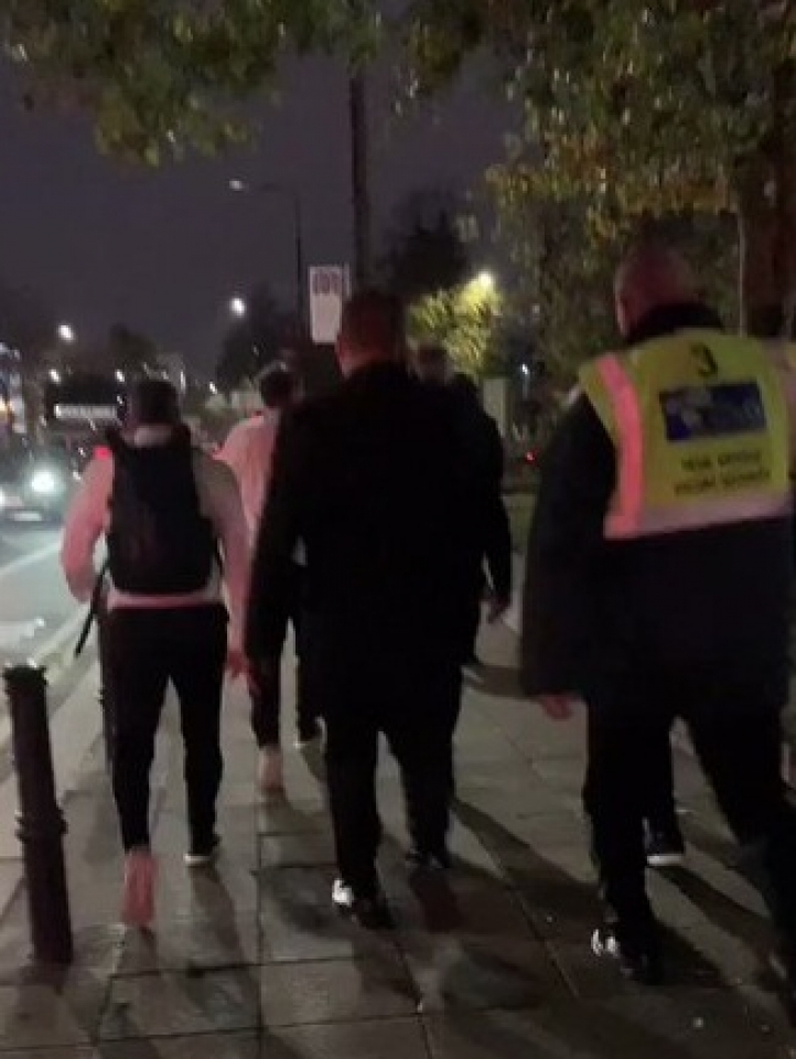 meo mat vi tac duong thay tro mourinho di bo toi san old trafford