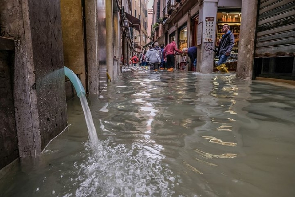 du khach trai nghiem canh venice ngap sau trong nuoc bien