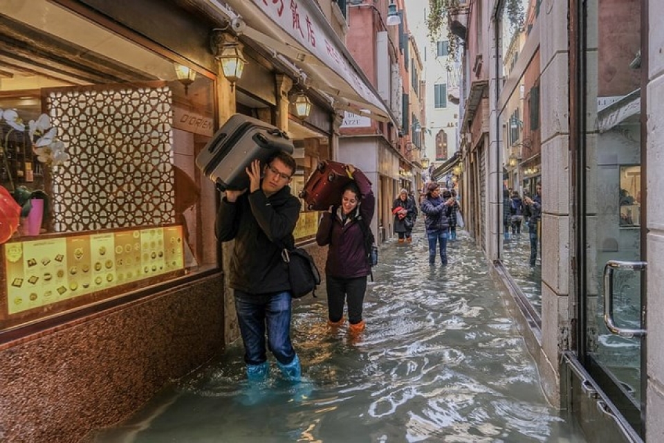 du khach trai nghiem canh venice ngap sau trong nuoc bien