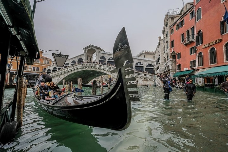 du khach trai nghiem canh venice ngap sau trong nuoc bien