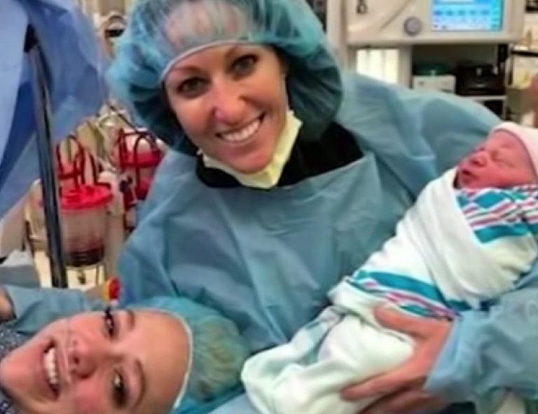 Cặp đồng tính nữ đầu tiên trên thế giới thay phiên nhau mang cùng một thai nhi