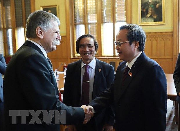 pho chu tich quoc hoi phung quoc hien tham lam viec tai hungary