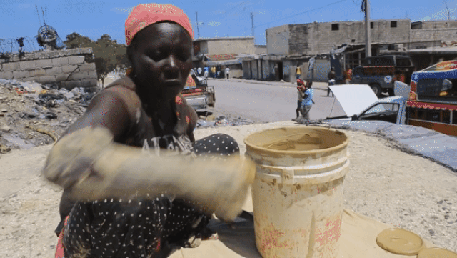 cau chuyen buon ve nhung chiec banh bun o haiti