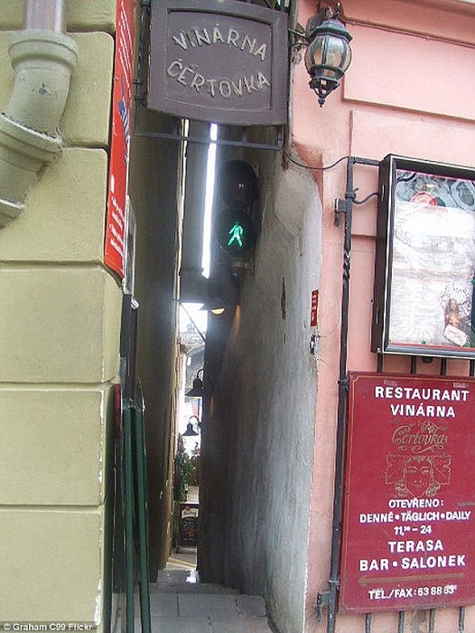 con pho hep toi muc hai nguoi khong the lach qua phai lap den giao thong tranh ach tac