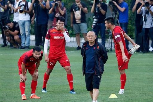 hlv park hangseo bat ngo doi san dong kin buoi tap cua doi tuyen viet nam