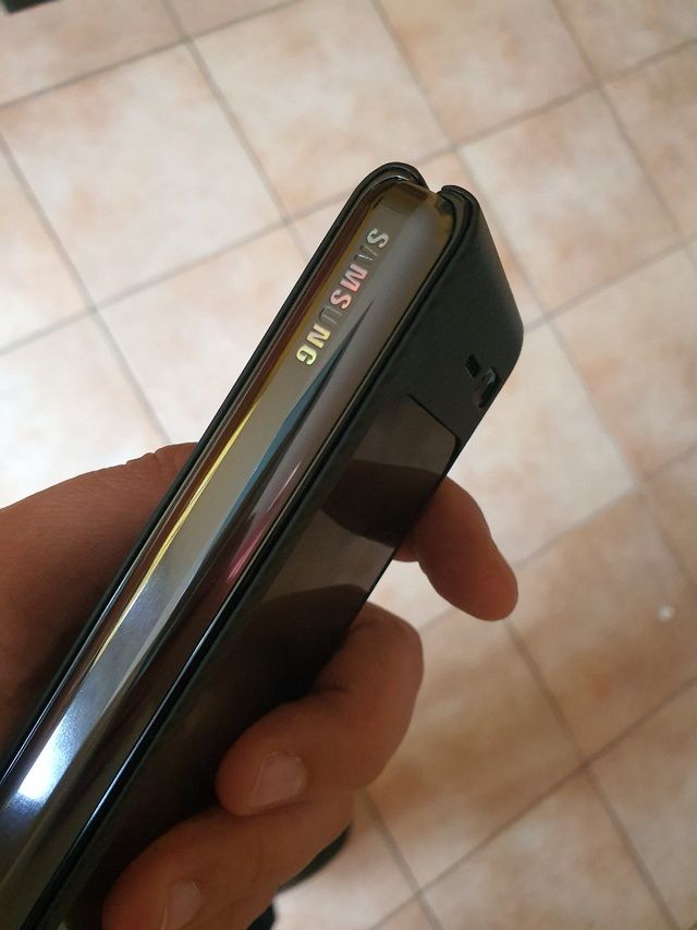 galaxy fold gap loi bong logo samsung sau vai tuan su dung