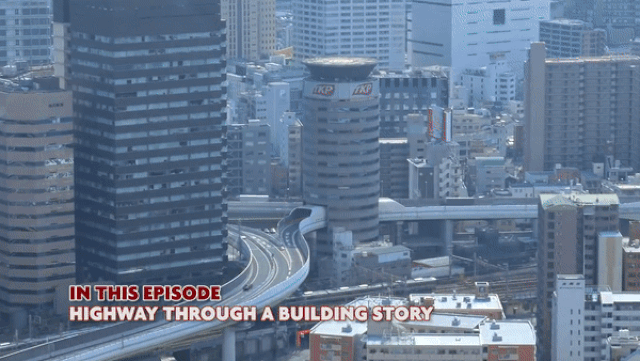 doc la tuyen duong sat duong cao toc chay xuyen thung qua toa nha