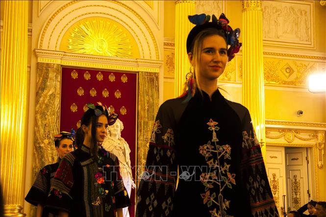 ao vay lua va tho cam viet nam den gan hon voi cong chung nga