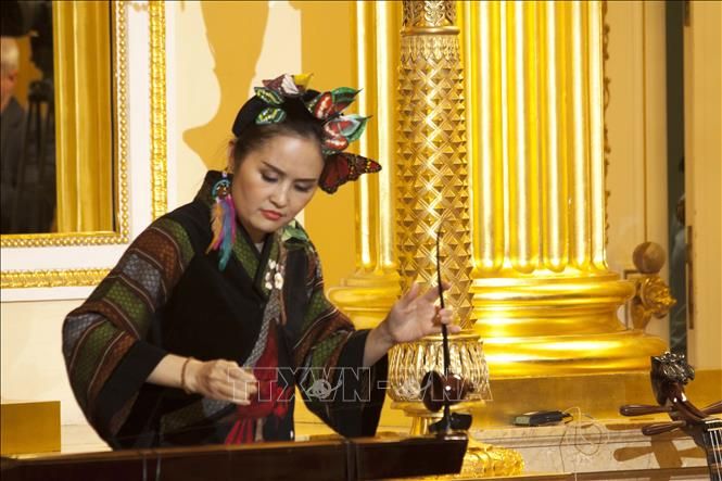 ao vay lua va tho cam viet nam den gan hon voi cong chung nga