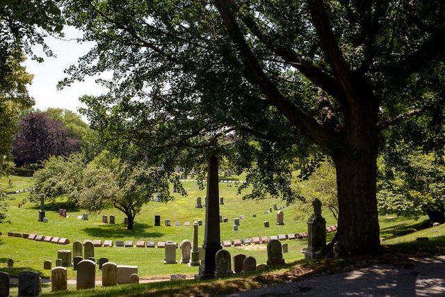 ben trong nghia trang cua gioi nha giau