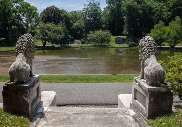 ben trong nghia trang cua gioi nha giau