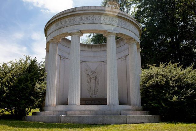 ben trong nghia trang cua gioi nha giau