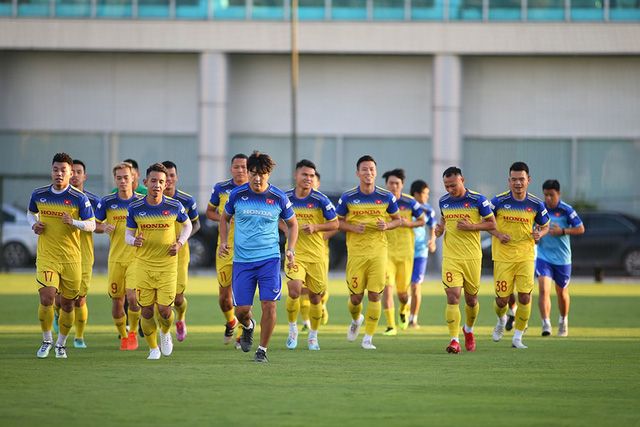 hlv park hang seo he lo hai cau thu qua tuoi thi dau o sea games 30