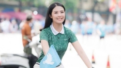 Hoa hậu Ngọc Hân rạng rỡ đạp xe quảng bá hình ảnh Hà Nội xanh