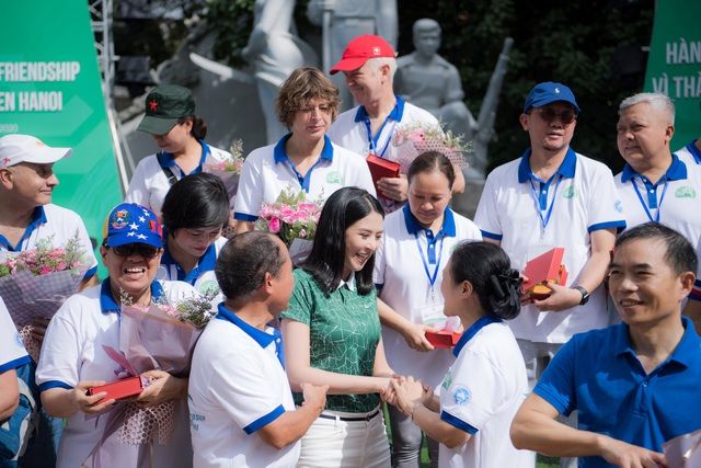 Hoa hậu Ngọc Hân rạng rỡ đạp xe quảng bá hình ảnh Hà Nội xanh