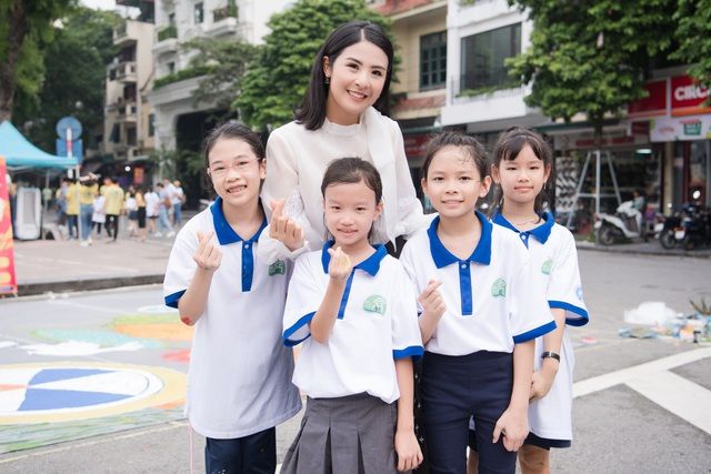 Hoa hậu Ngọc Hân rạng rỡ đạp xe quảng bá hình ảnh Hà Nội xanh