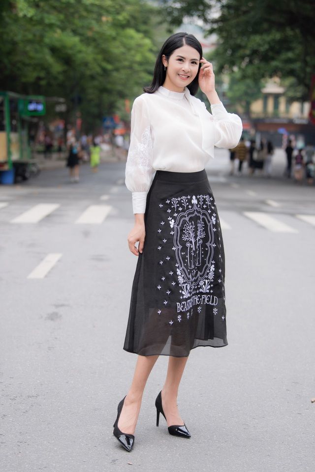 Hoa hậu Ngọc Hân rạng rỡ đạp xe quảng bá hình ảnh Hà Nội xanh