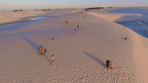 Siêu thực cảnh hàng nghìn hồ nước xanh lam ngọc 'mọc' giữa sa mạc như hành tinh lạ