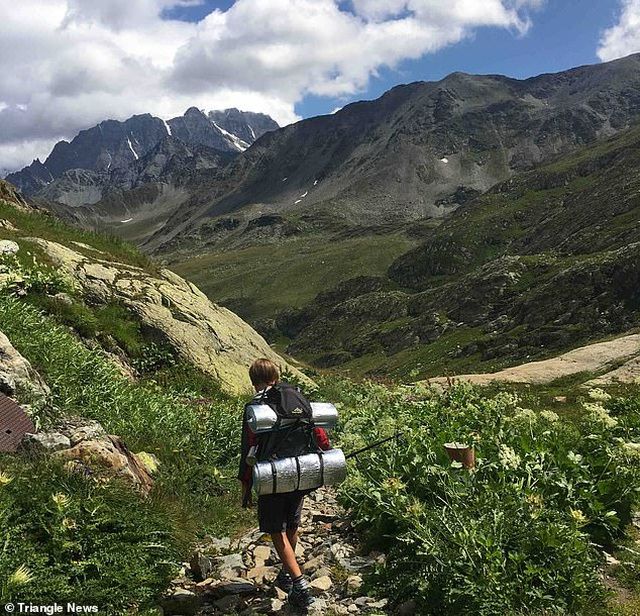 Các chuyến bay hoãn hủy vì Covid-19, bé trai đi bộ gần 2.800 km để thăm bà