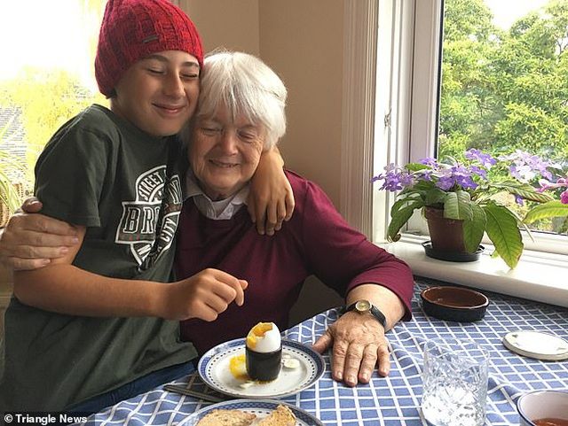 Các chuyến bay hoãn hủy vì Covid-19, bé trai đi bộ gần 2.800 km để thăm bà