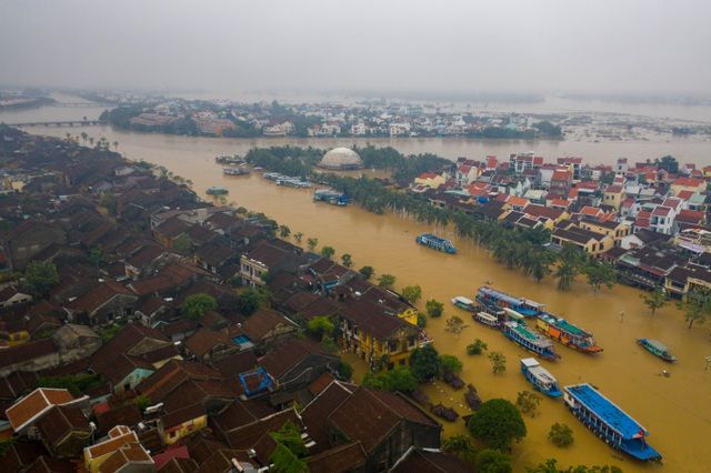 pho co hoi an ngap trong bien nuoc nhin tu camera bay