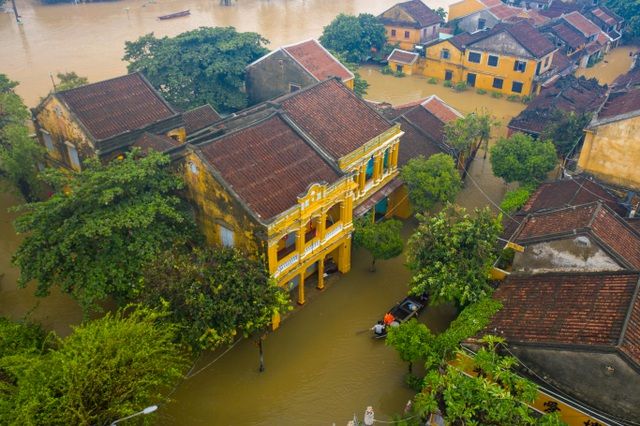 pho co hoi an ngap trong bien nuoc nhin tu camera bay