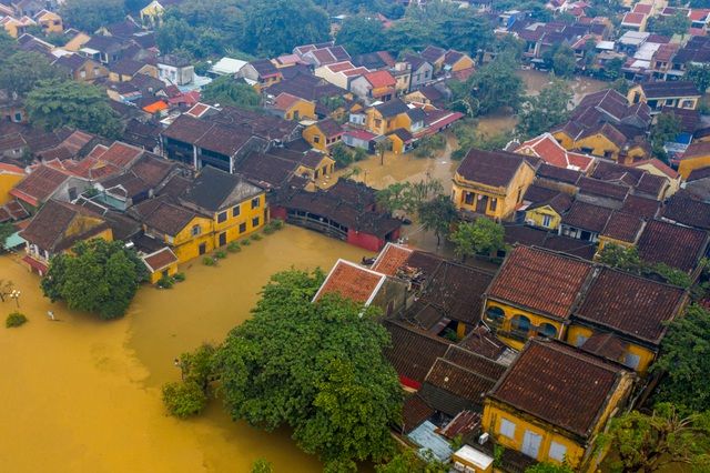 pho co hoi an ngap trong bien nuoc nhin tu camera bay