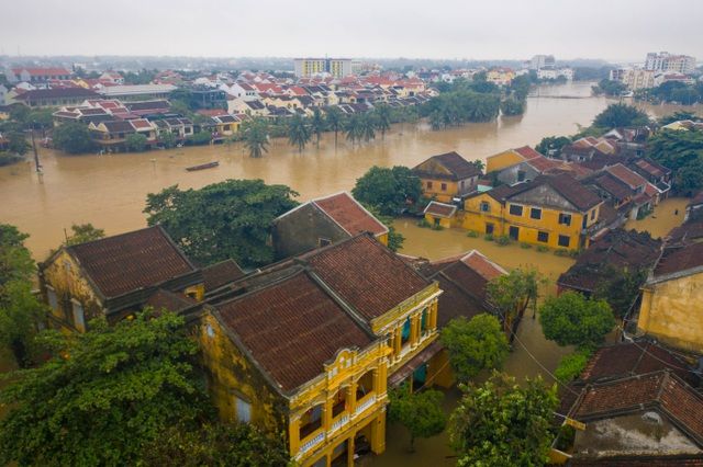 pho co hoi an ngap trong bien nuoc nhin tu camera bay