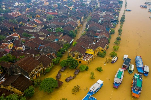 Phố cổ Hội An ngập trong 'biển nước' nhìn từ camera bay