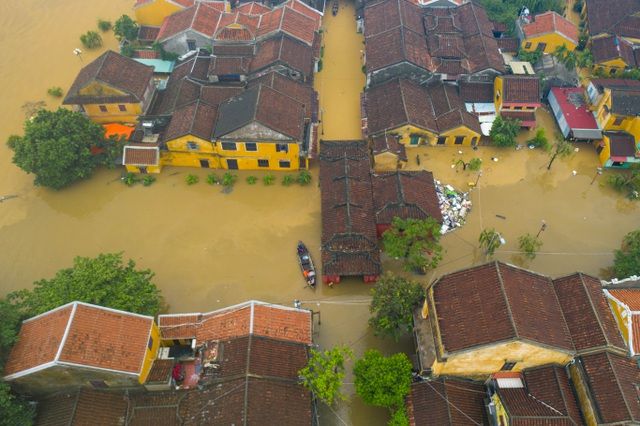 pho co hoi an ngap trong bien nuoc nhin tu camera bay